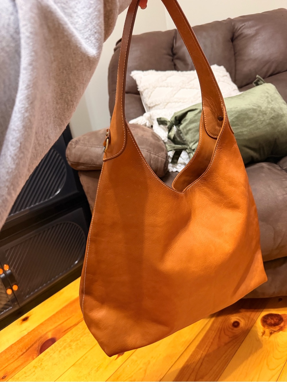 Sleek Cognac Leather Shoulder Bag - Versatile Everyday Carry